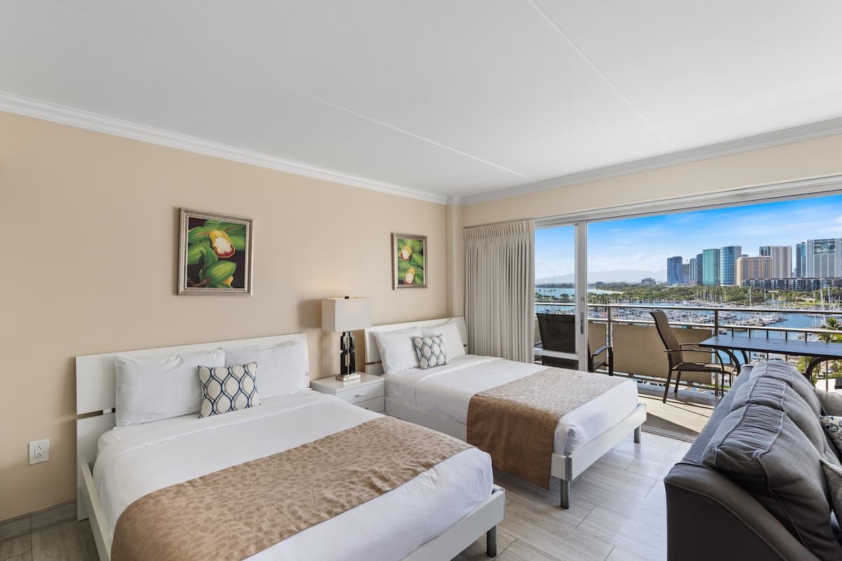 Condo in Honolulu · ★4.75 · Studio · 3 beds · 1 private bath - Photo 1