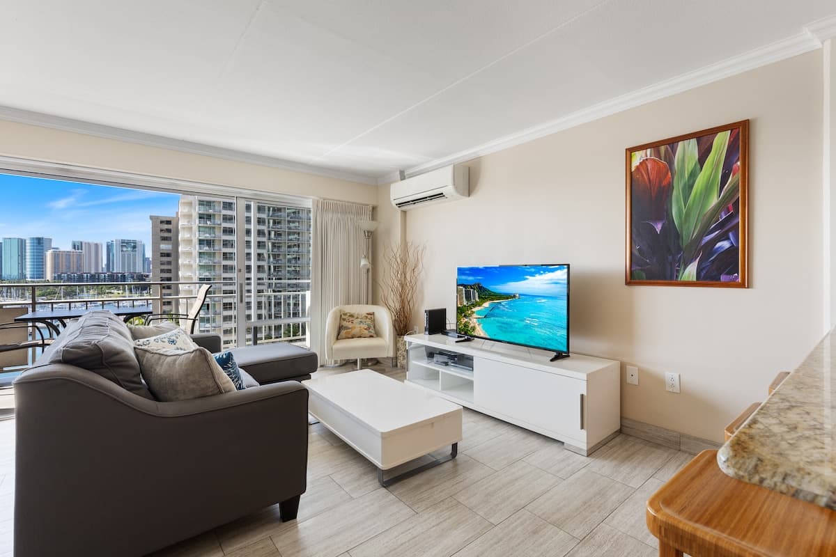Condo in Honolulu · ★4.75 · Studio · 3 beds · 1 private bath - Photo 5