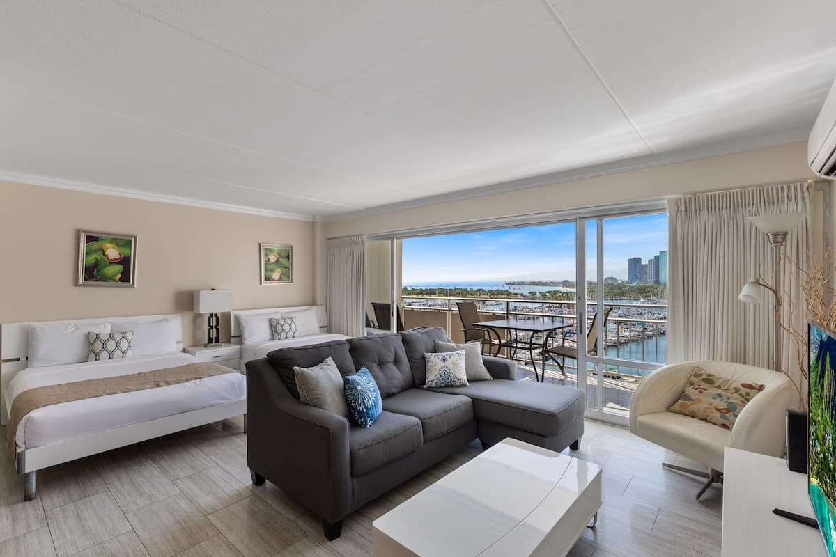 Condo in Honolulu · ★4.75 · Studio · 3 beds · 1 private bath - Photo 2