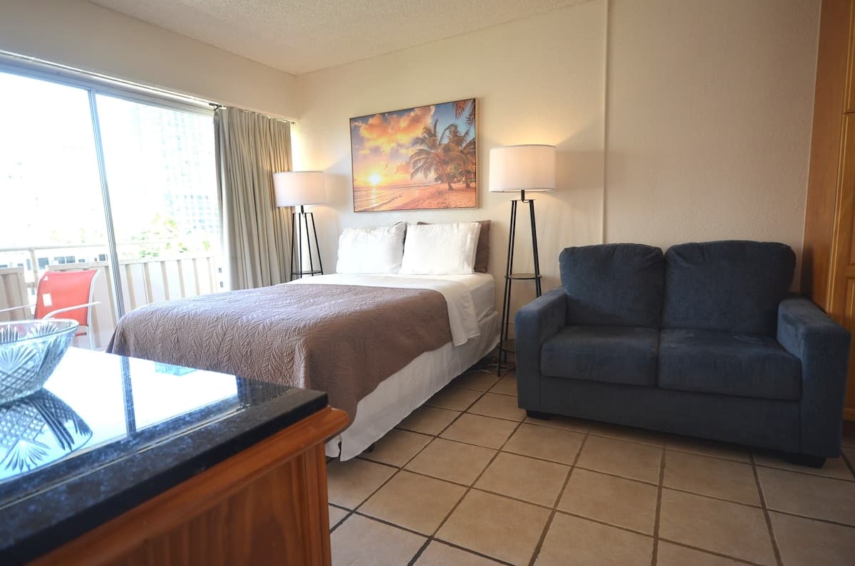 Home in Honolulu · ★4.62 · Studio · 1 bed · 1 private bath - Photo 1