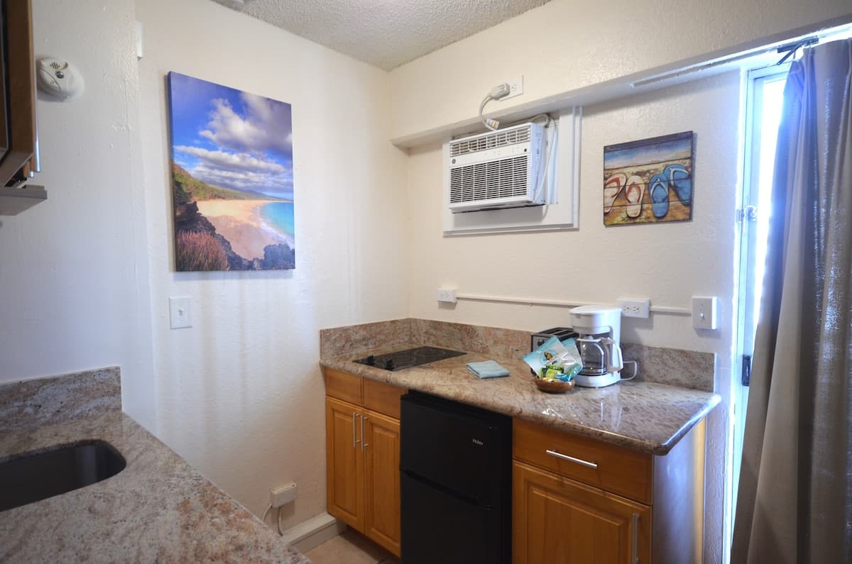 Home in Honolulu · ★4.62 · Studio · 1 bed · 1 private bath - Photo 4