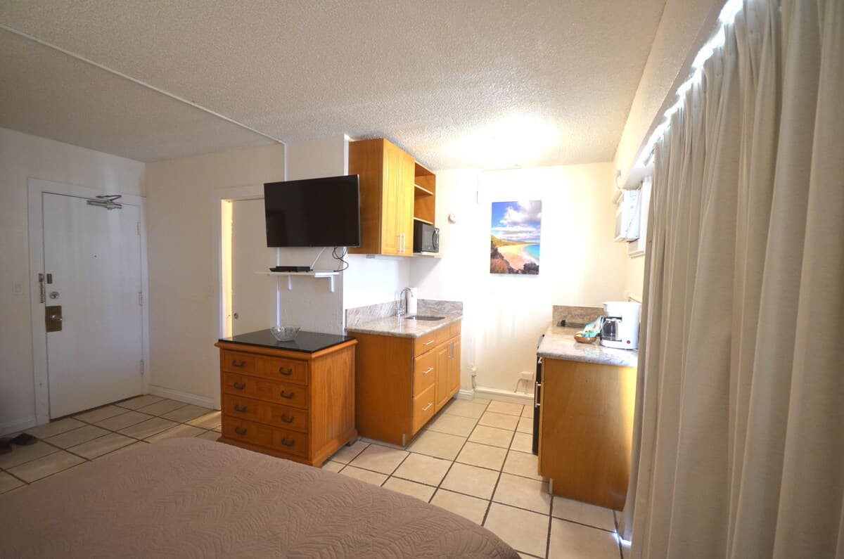 Home in Honolulu · ★4.62 · Studio · 1 bed · 1 private bath - Photo 5