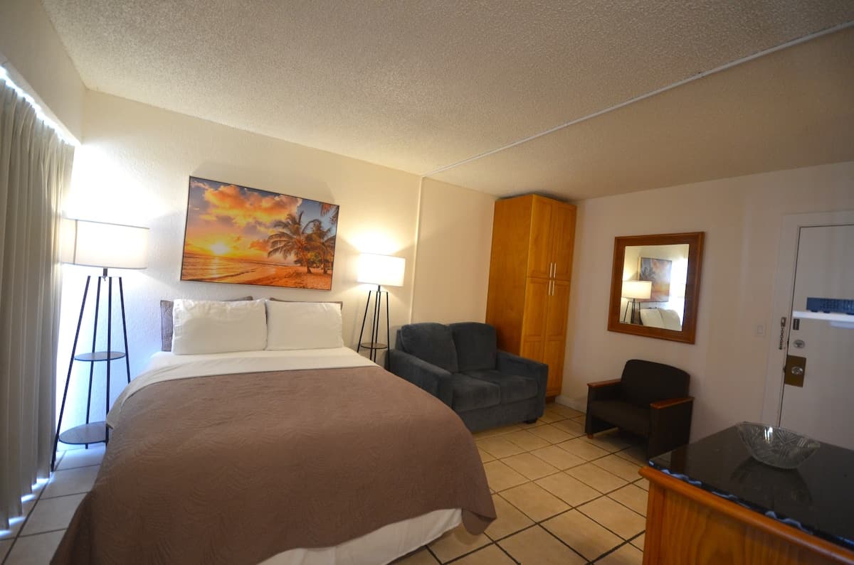 Home in Honolulu · ★4.62 · Studio · 1 bed · 1 private bath - Photo 3