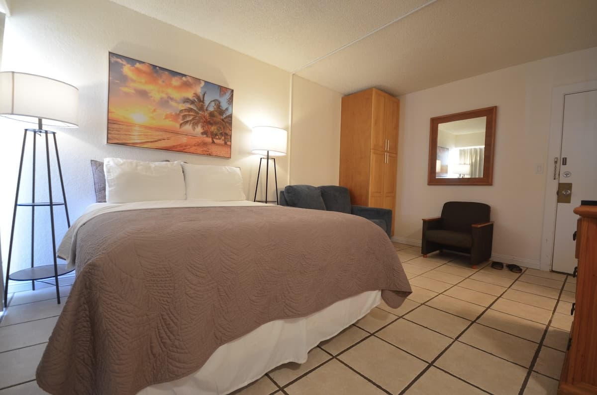Home in Honolulu · ★4.62 · Studio · 1 bed · 1 private bath - Photo 2