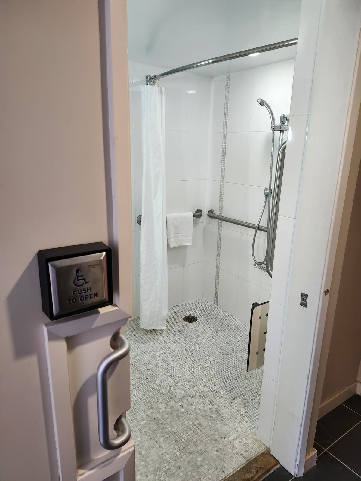 Hotel in Honolulu · ★4.91 · 1 bedroom · 1 bed · 1 private bath - Photo 2