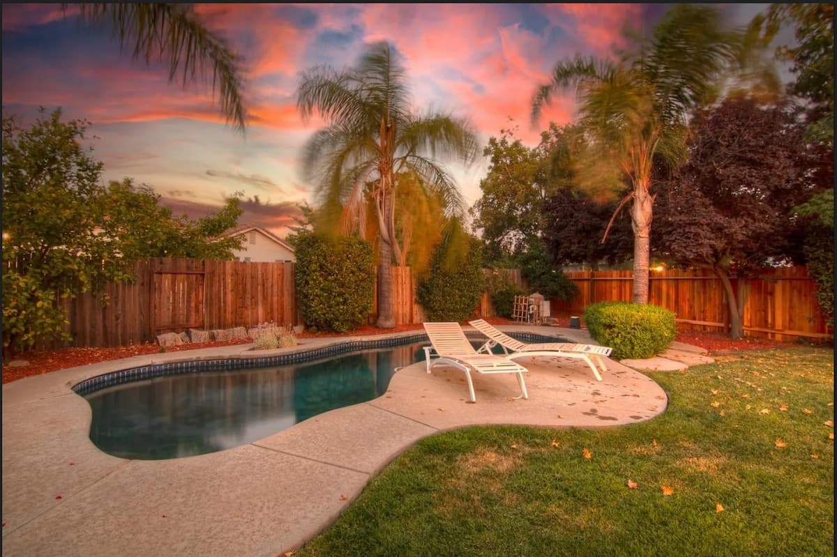 Arcade & Pool 3BR Near Downtown - Photo 1
