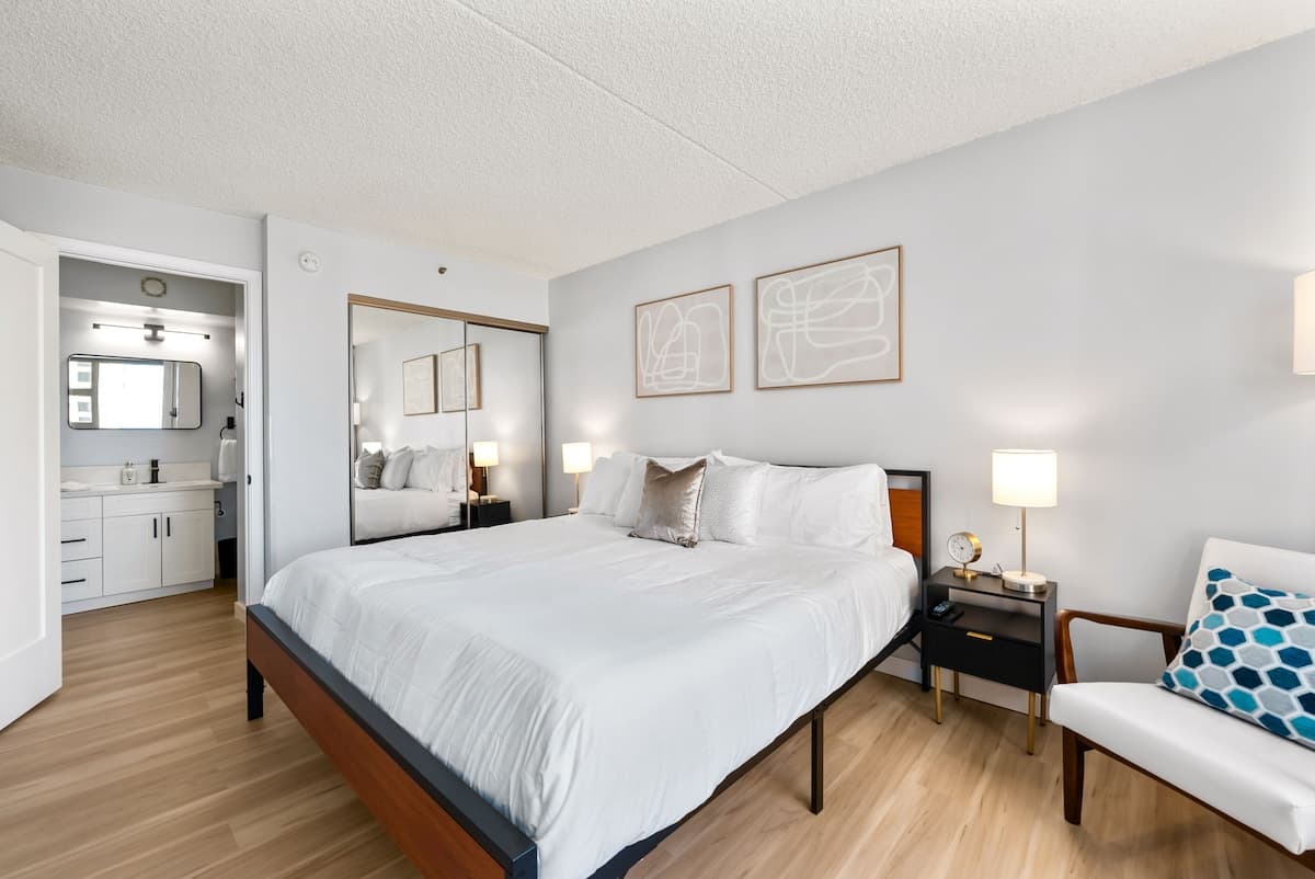 Cozy 1 Bed in Waikiki w/ Parking - Photo 2
