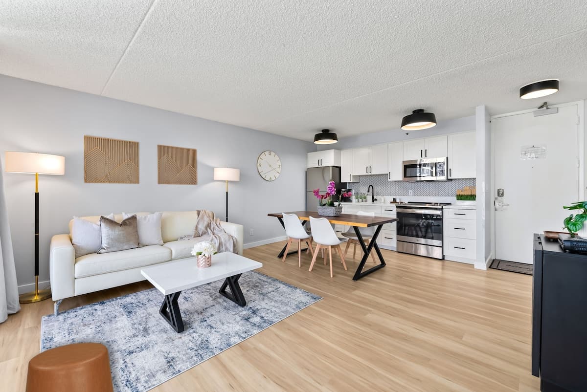 Cozy 1 Bed in Waikiki w/ Parking - Photo 3