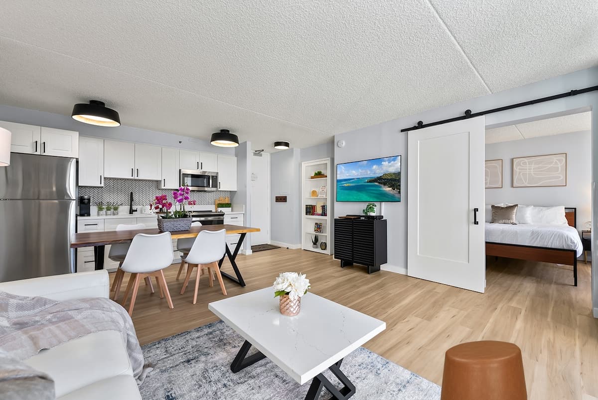 Cozy 1 Bed in Waikiki w/ Parking - Photo 1