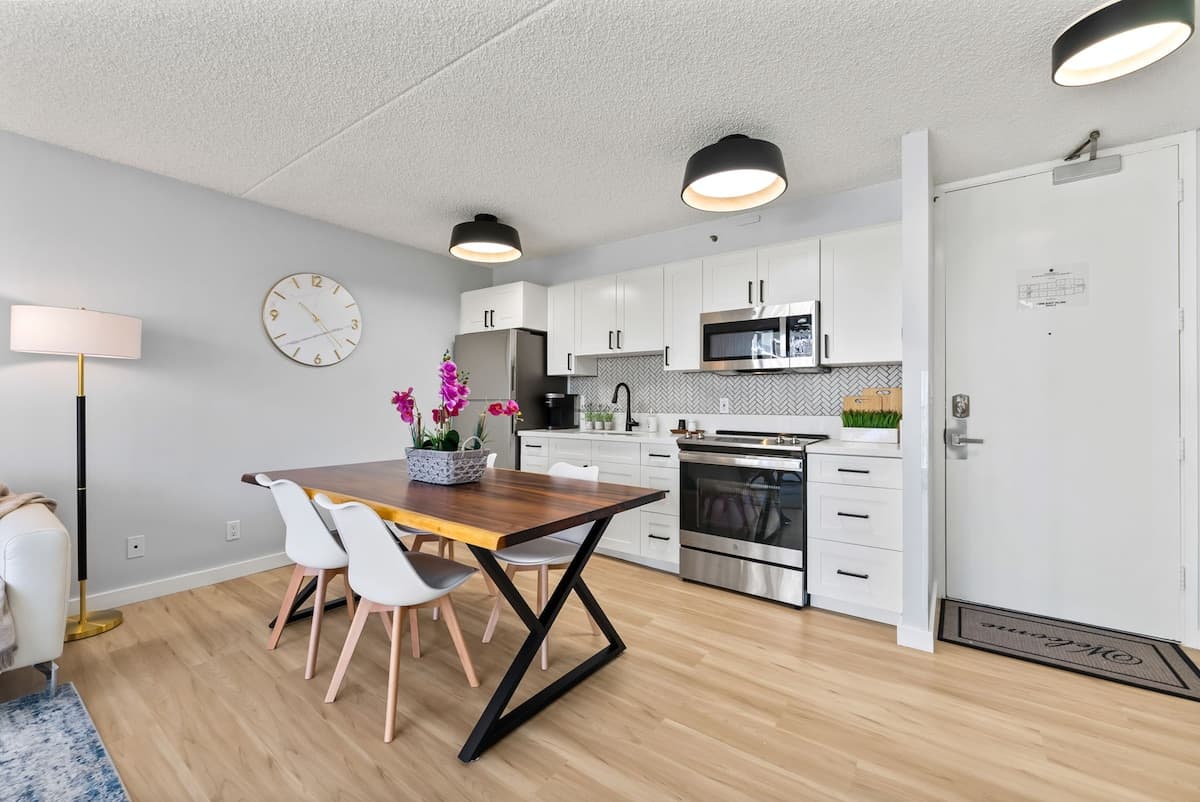 Cozy 1 Bed in Waikiki w/ Parking - Photo 4