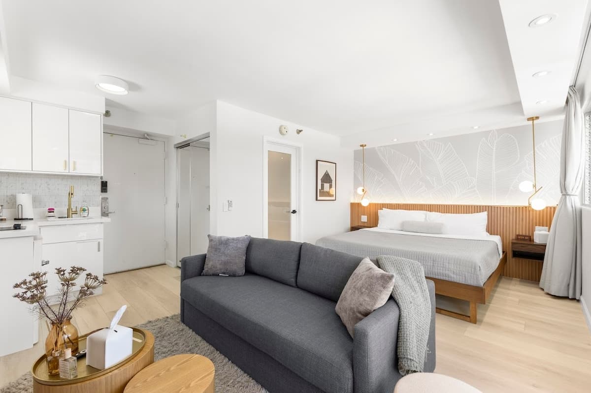 Chic & Cozy-Central Waikiki-King Studio-Renovated! - Photo 1