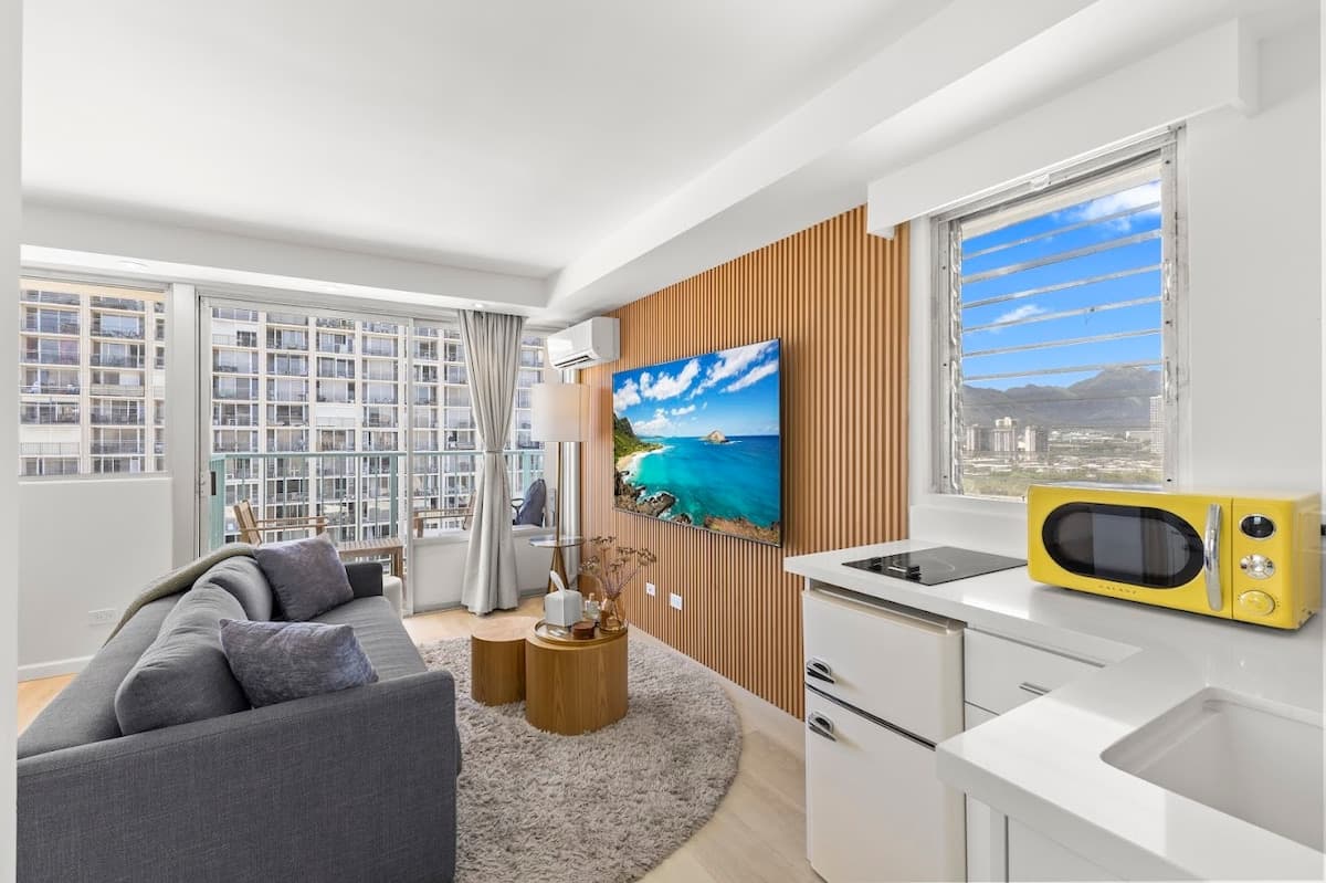 Chic & Cozy-Central Waikiki-King Studio-Renovated! - Photo 2