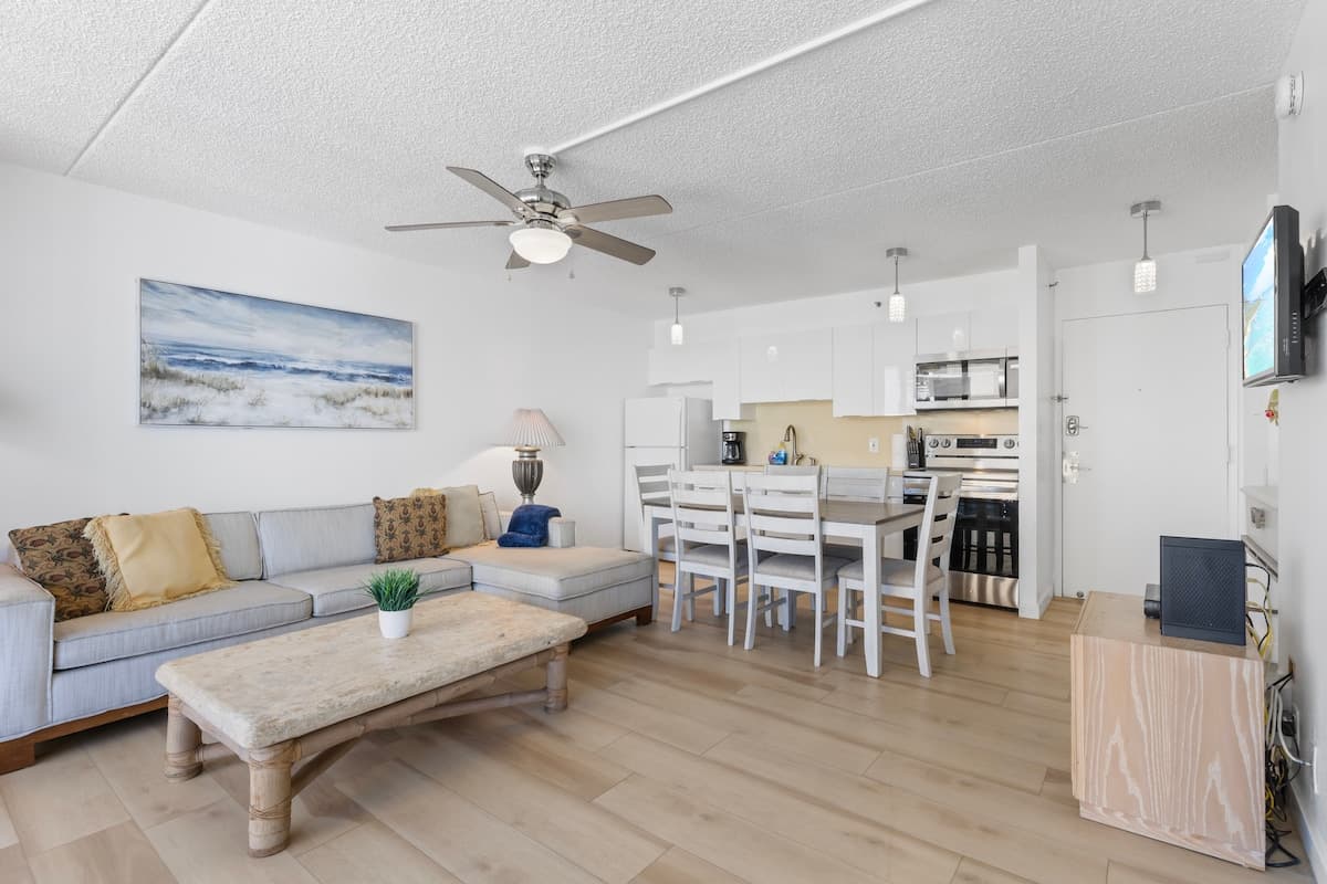 Hotel in Honolulu · ★4.42 · 1 bedroom · 3 beds · 1 private bath - Photo 2