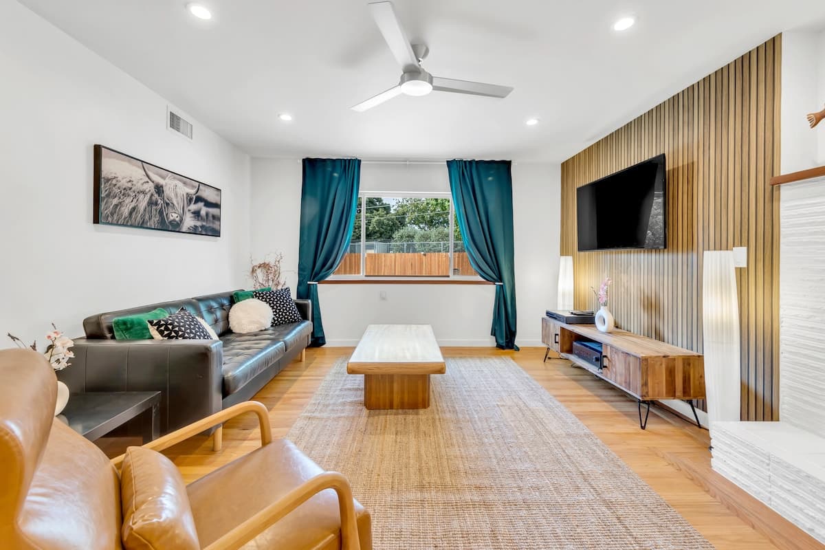 Smart Home w/ King Bed, 5 Mins to Downtown - Photo 5