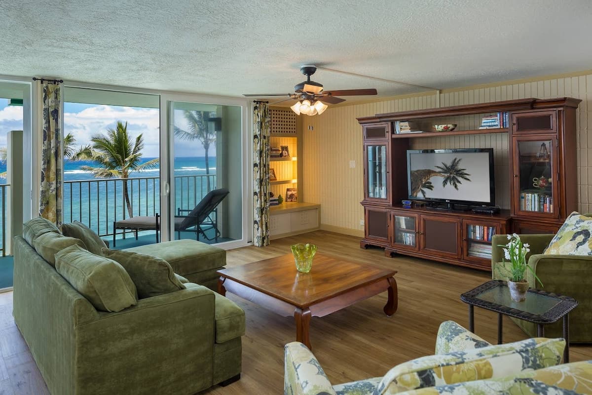 Condo in Hauula · ★4.42 · 4 bedrooms · 6 beds · 5.5 private baths - Photo 3