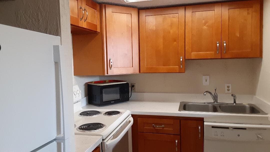 Condo in Lahaina · ★4.8 · Studio · 2 beds · 1 private bath - Photo 2