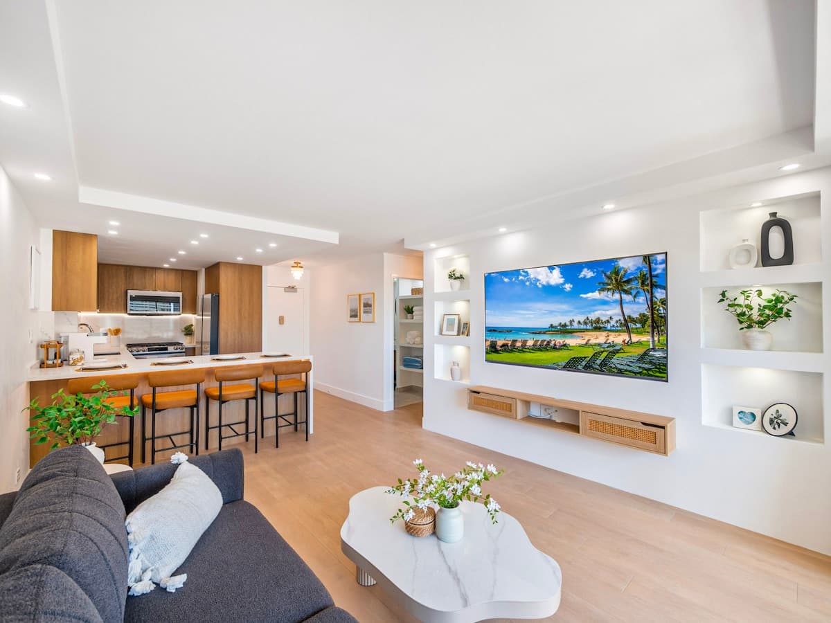 HighFloor 2BR/2BA 4beds Partial Ocean View+Parking - Photo 3