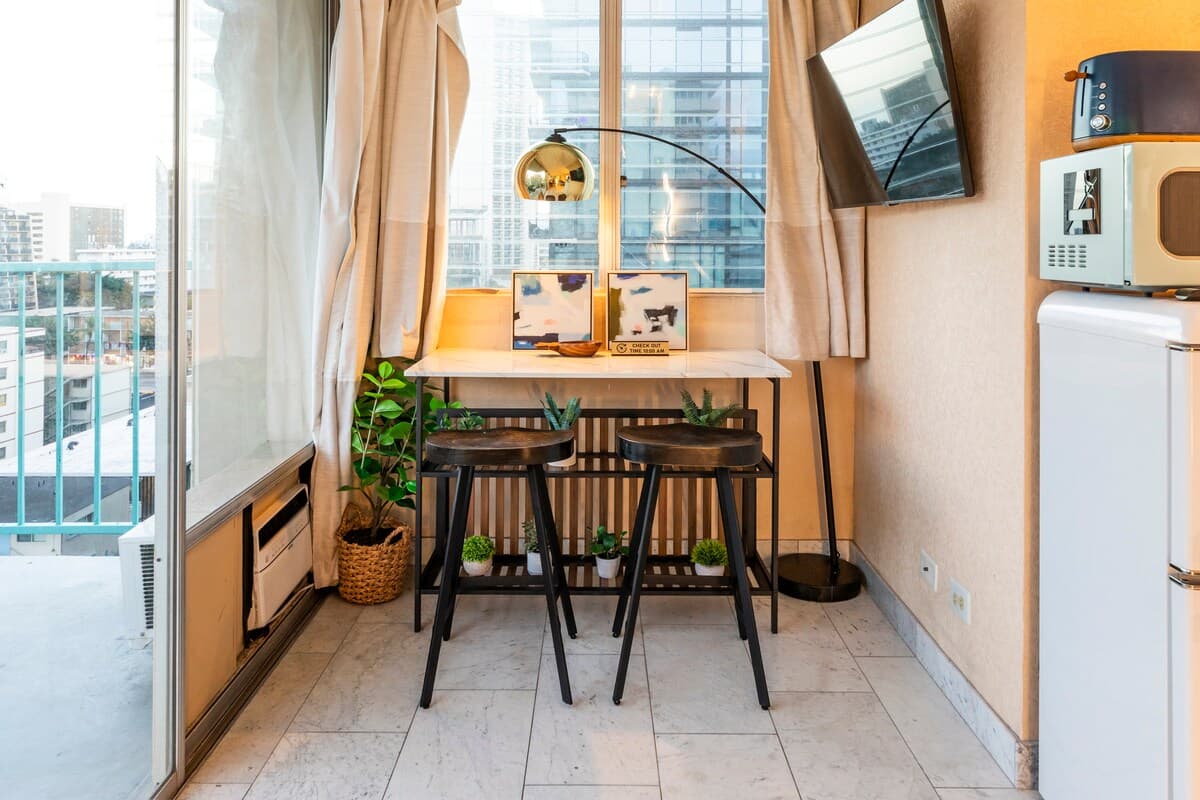 Condo in Honolulu · ★4.0 · 1 bedroom · 2 beds · 1 private bath - Photo 2