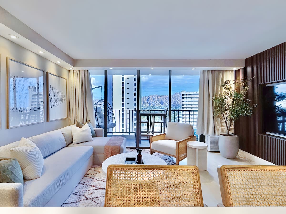 23F-Newly Renovated-Diamond Head View-1BR/Parking~ - Photo 2