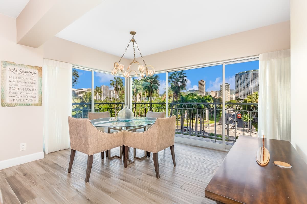 Luxury 2Bed/2Bath Corner Waikiki Shore Condo Unit - Photo 4