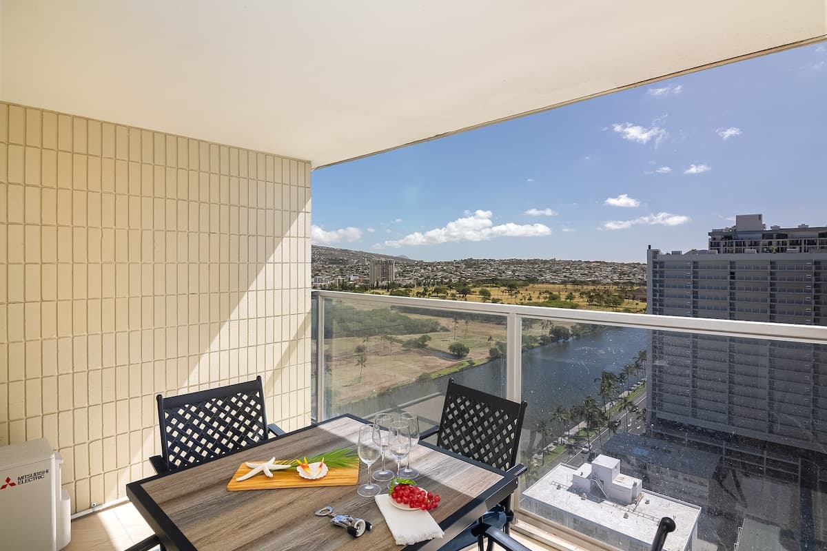 Condo in Honolulu · ★5.0 · Studio · 2 beds · 1 private bath - Photo 1
