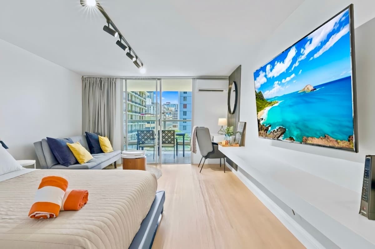 Exquisite Renovated Modern Studio-Central Waikiki - Photo 2