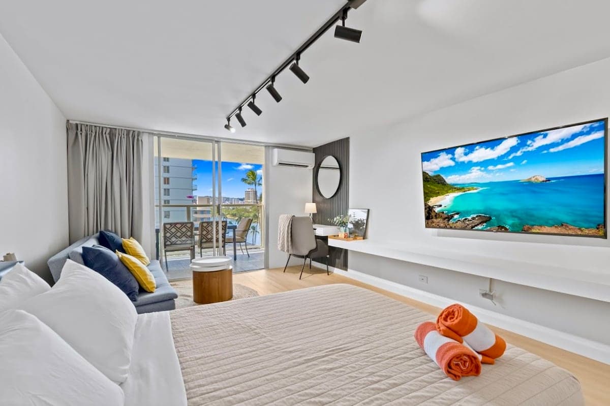 Exquisite Renovated Modern Studio-Central Waikiki - Photo 1