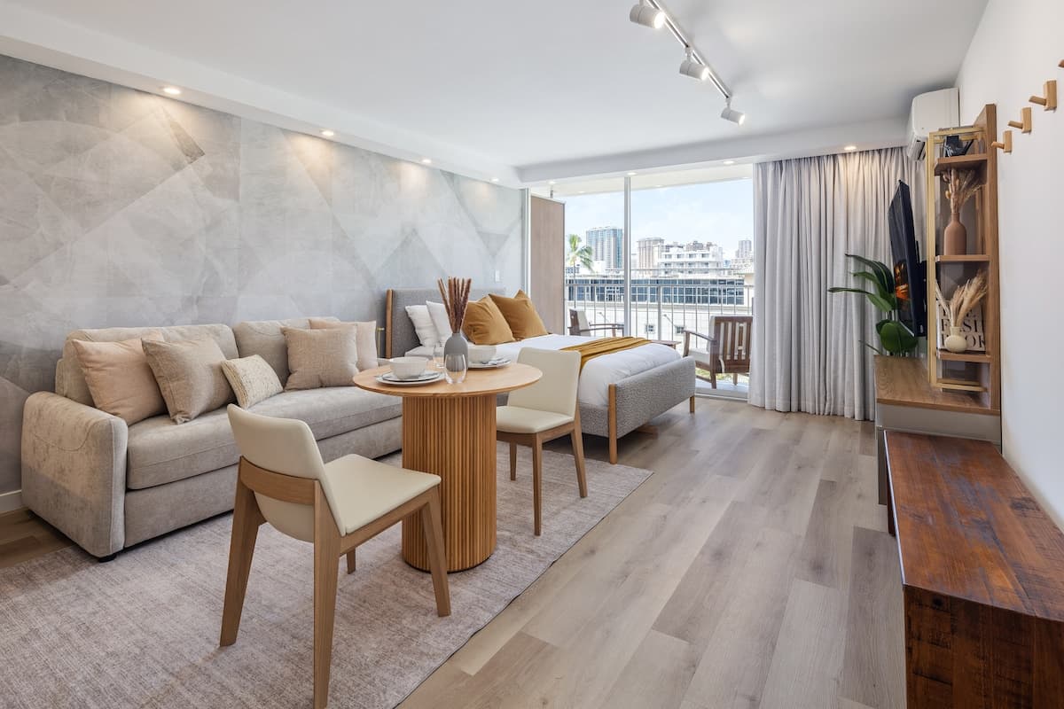 Cozy Escape in the Heart of Waikiki with 1 Parking - Photo 2