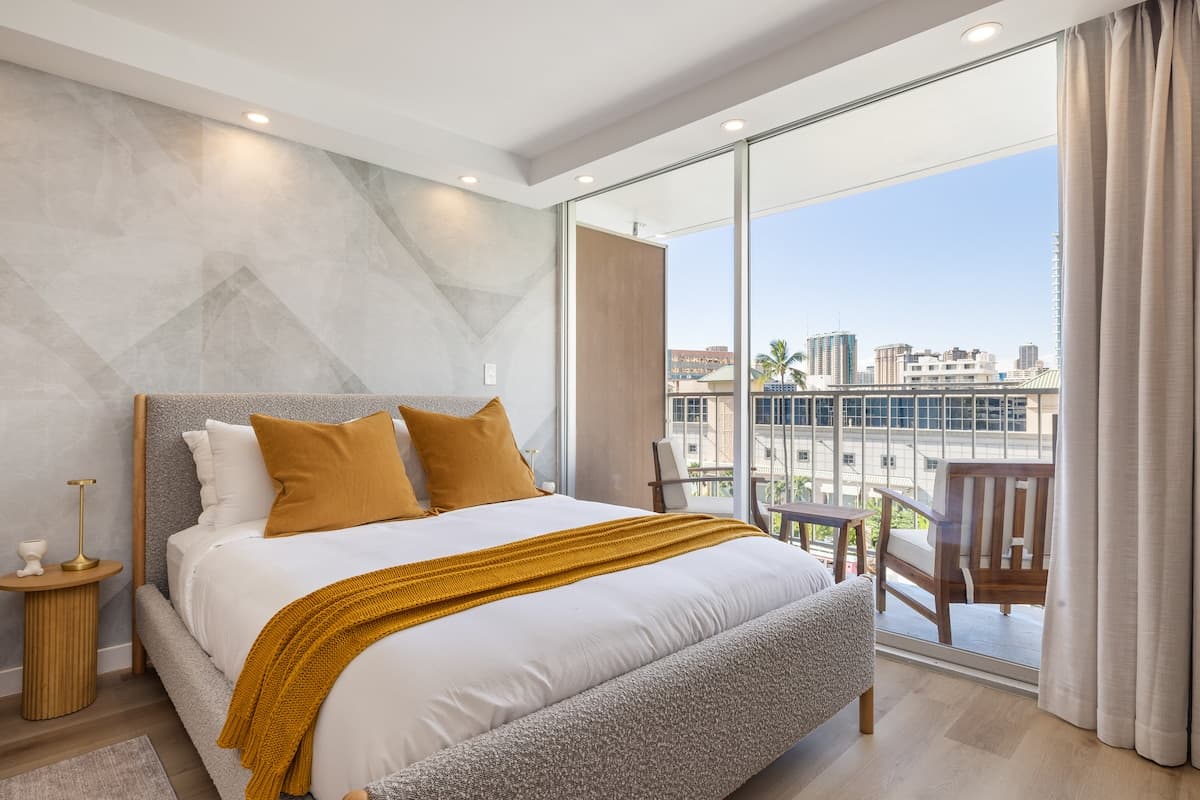 Cozy Escape in the Heart of Waikiki with 1 Parking - Photo 3