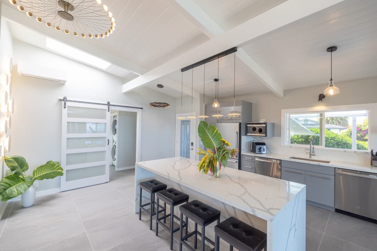 New Modern Interior, OceanView, HotTub, Forest - Photo 4