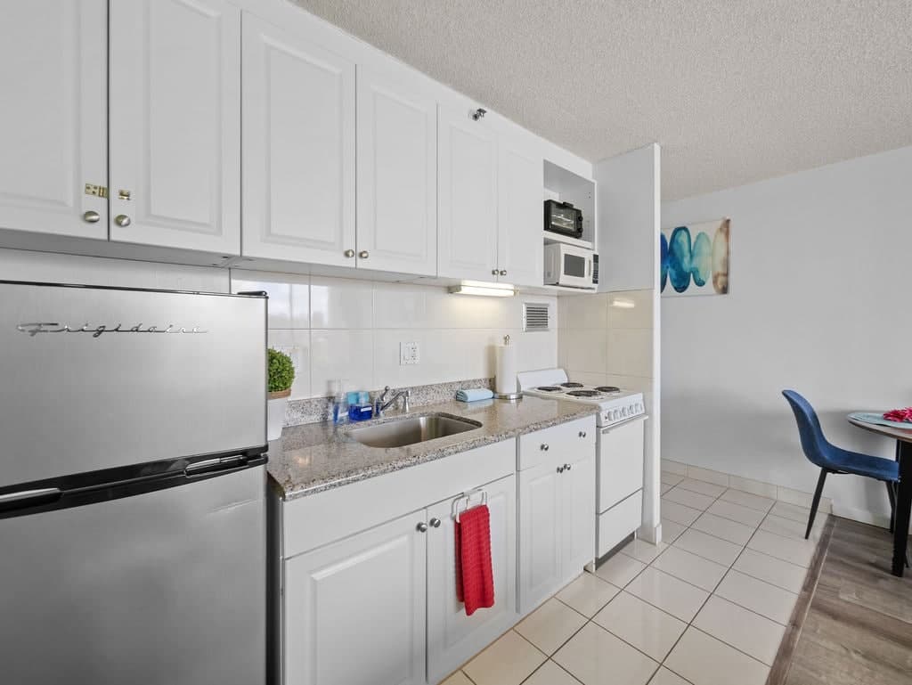 Ocean View Waikiki Condo|FREE Parking|5 Min Beach - Photo 4