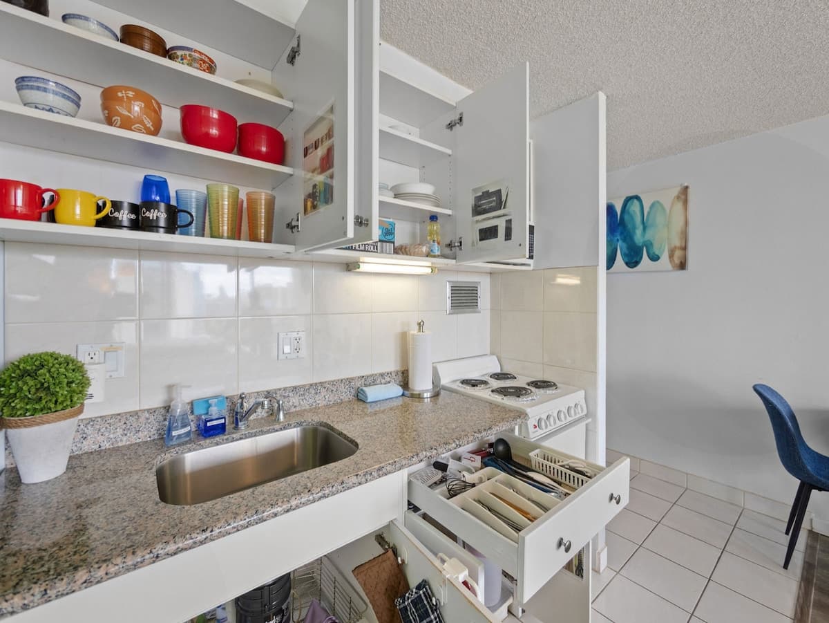 Ocean View Waikiki Condo|FREE Parking|5 Min Beach - Photo 3