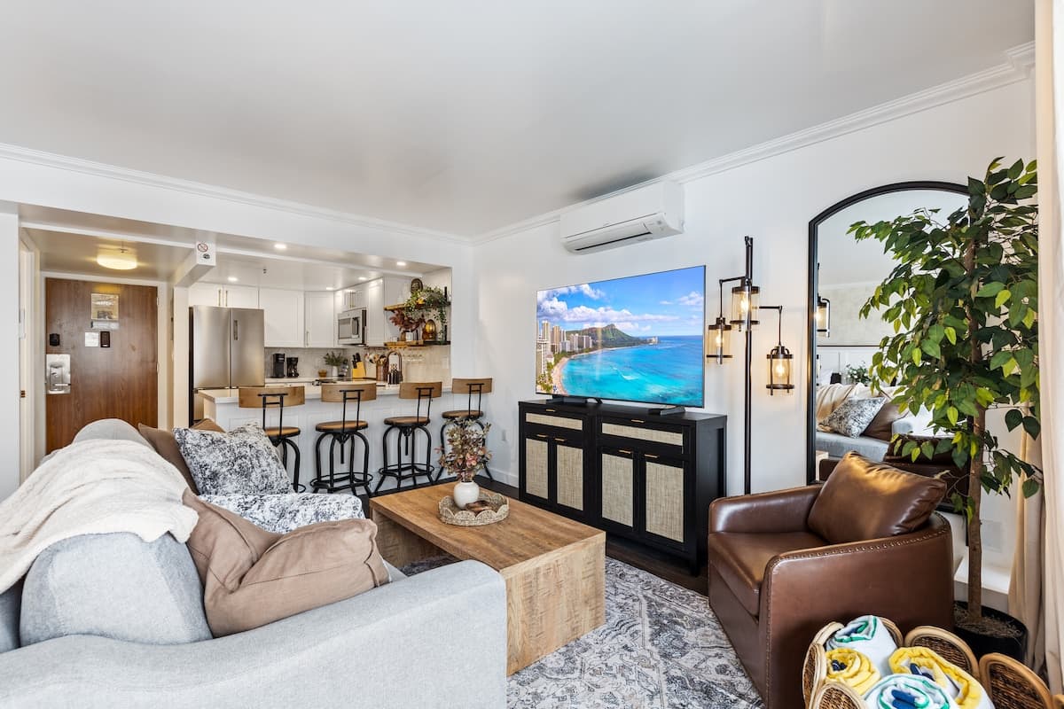 Condo in Honolulu · ★4.98 · 1 bedroom · 3 beds · 1 private bath - Photo 2