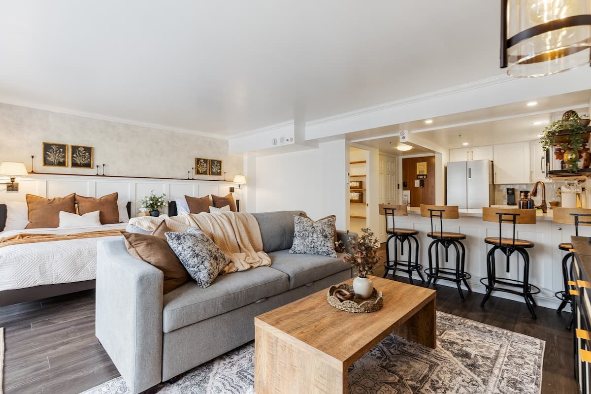 Condo in Honolulu · ★4.98 · 1 bedroom · 3 beds · 1 private bath - Photo 1
