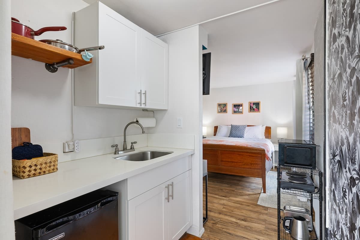 Condo in Honolulu · ★4.89 · Studio · 1 bed · 1 private bath - Photo 3