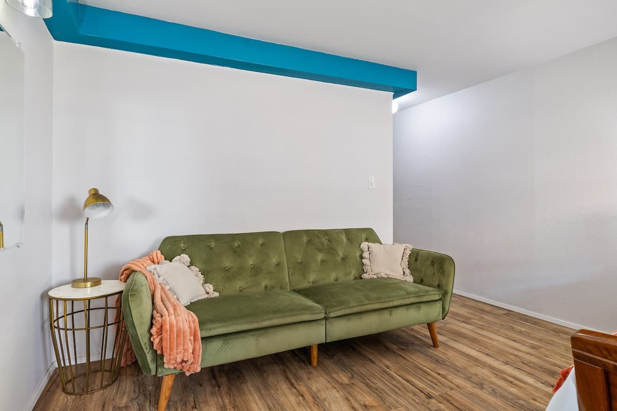 Condo in Honolulu · ★4.89 · Studio · 1 bed · 1 private bath - Photo 1