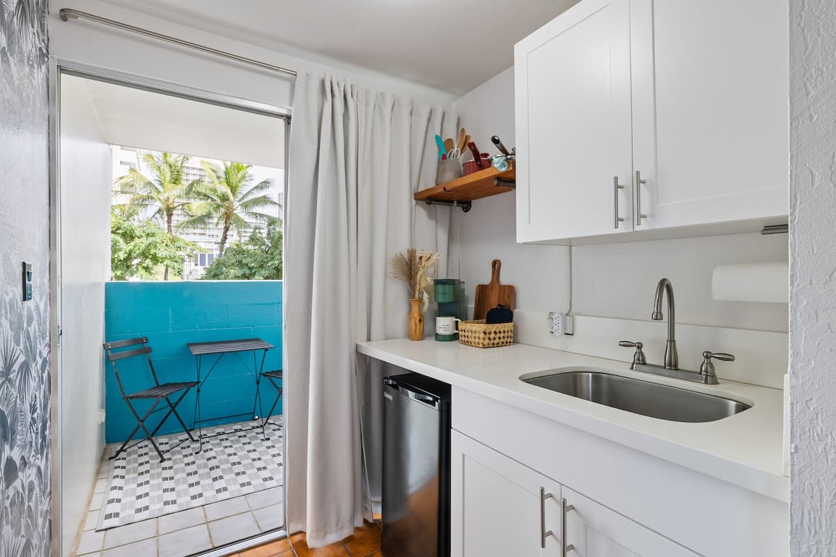Condo in Honolulu · ★4.89 · Studio · 1 bed · 1 private bath - Photo 2