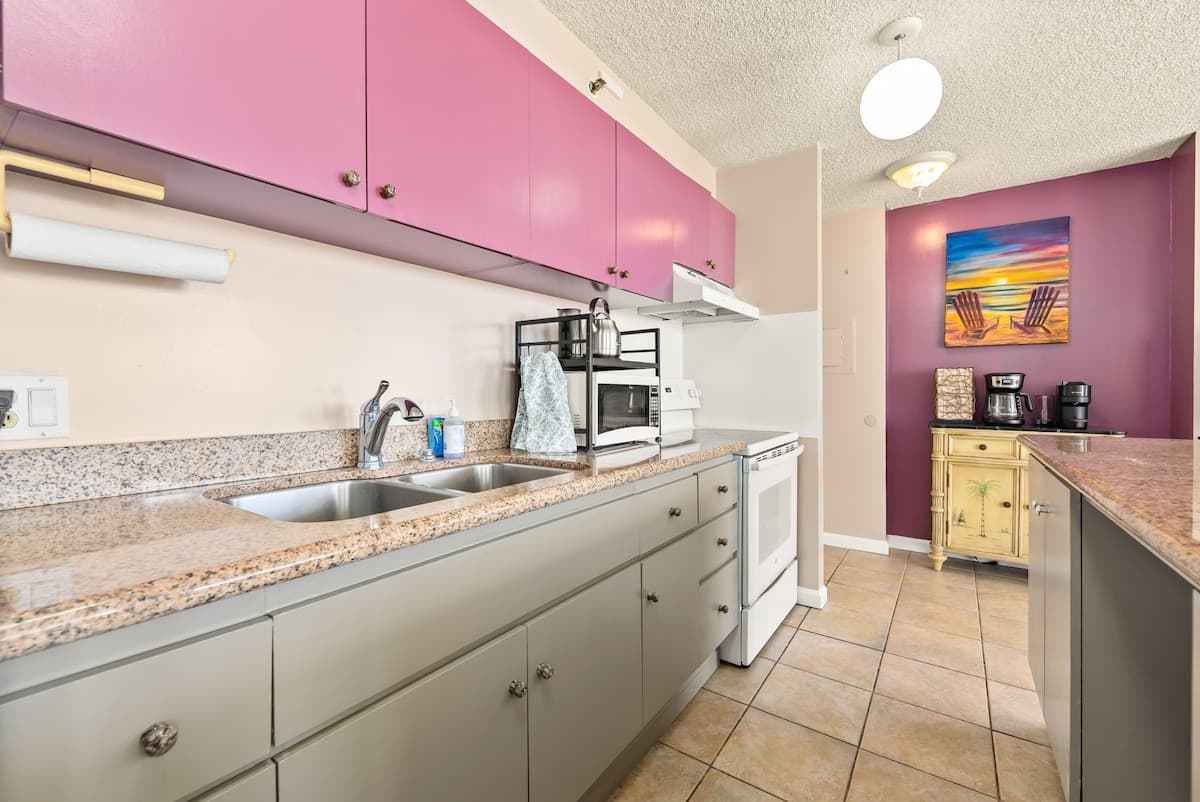City+Ocean Views | Parking+AC | Kitchen | King Bed - Photo 4