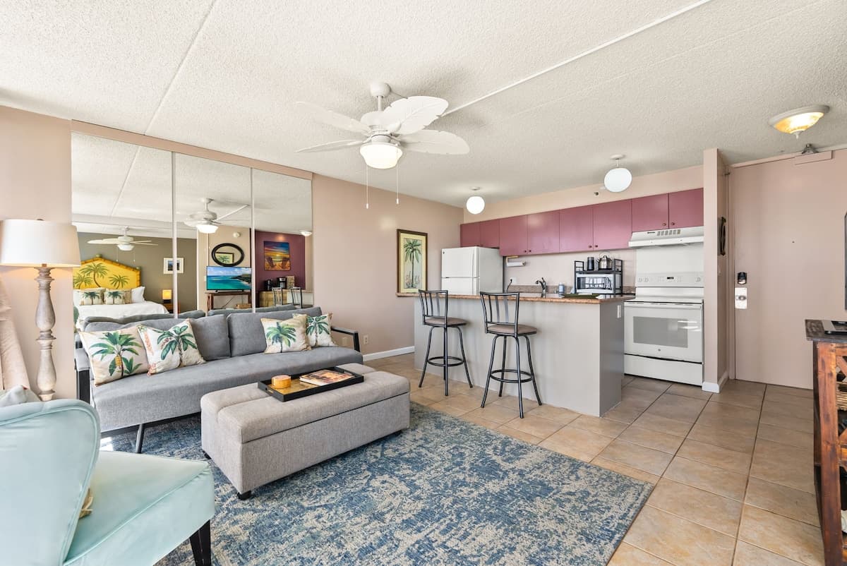City+Ocean Views | Parking+AC | Kitchen | King Bed - Photo 2
