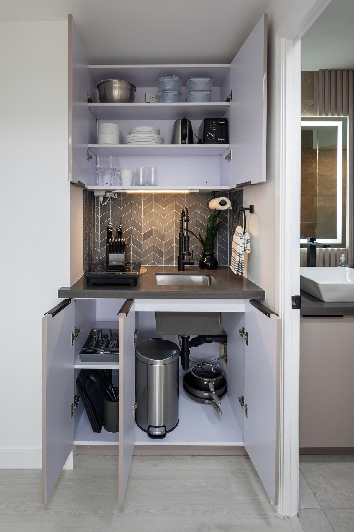 Condo in Honolulu · ★4.79 · 1 bedroom · 1 bed · 1 private bath - Photo 4