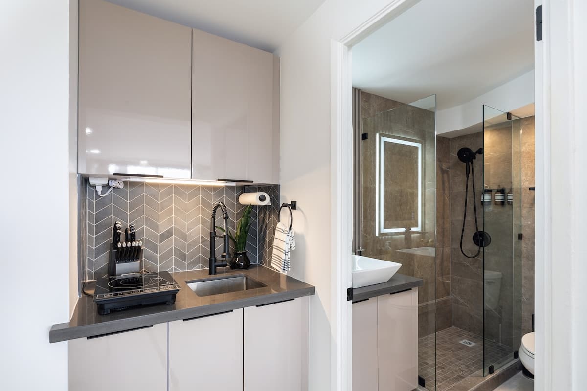 Condo in Honolulu · ★4.79 · 1 bedroom · 1 bed · 1 private bath - Photo 2