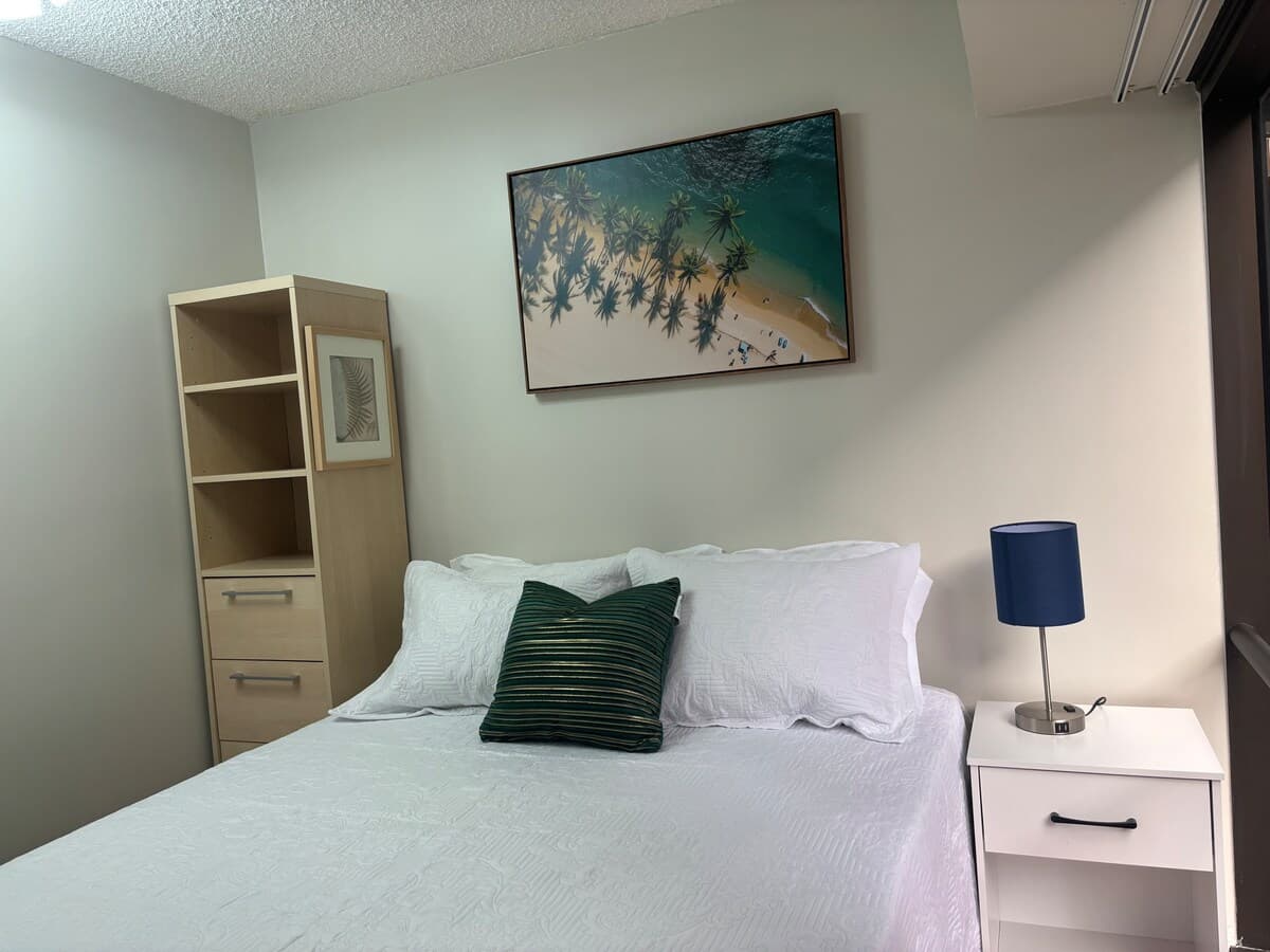 Condo in Honolulu · ★4.69 · 3 bedrooms · 5 beds · 1 private bath - Photo 2