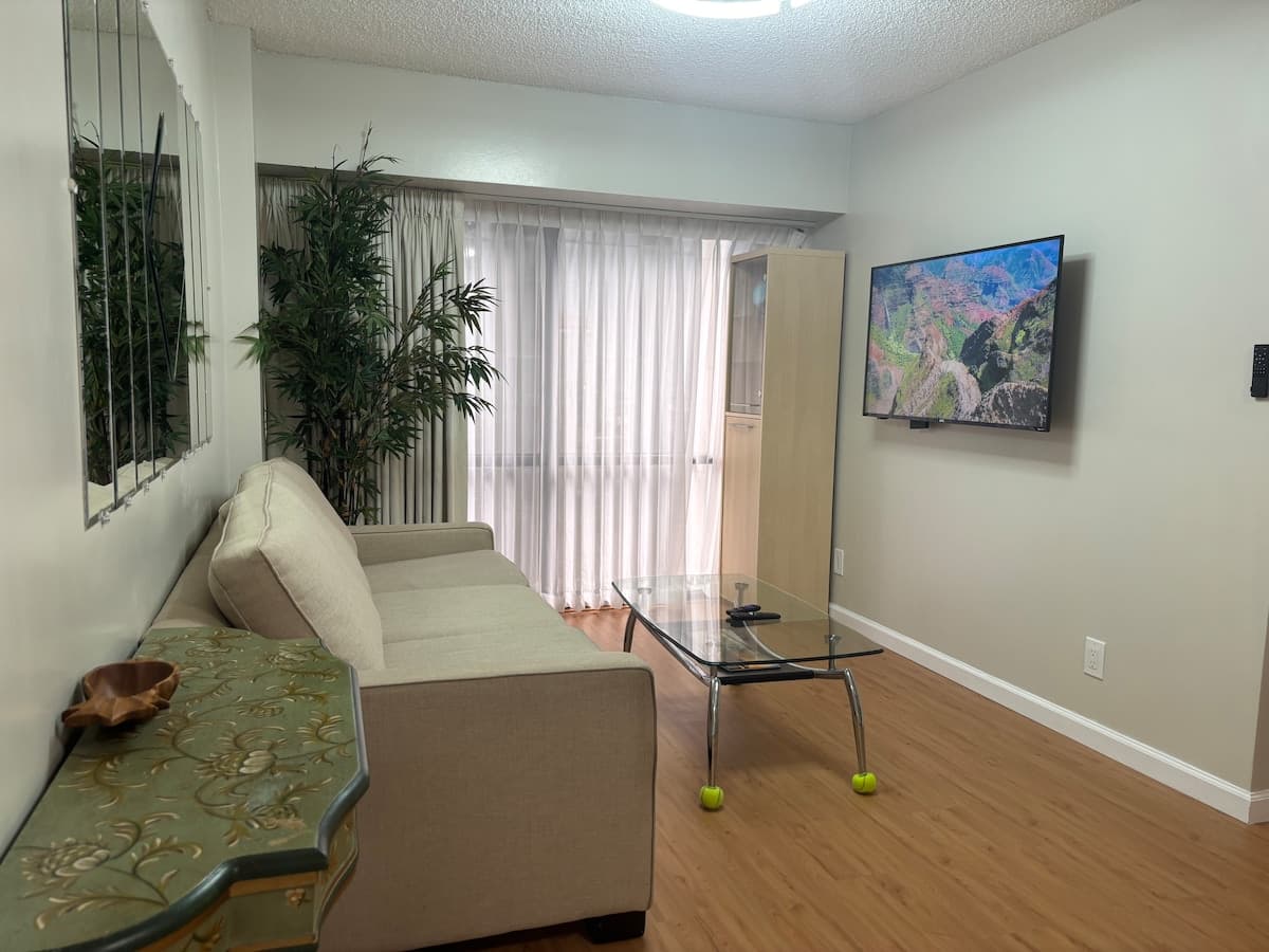 Condo in Honolulu · ★4.69 · 3 bedrooms · 5 beds · 1 private bath - Photo 4