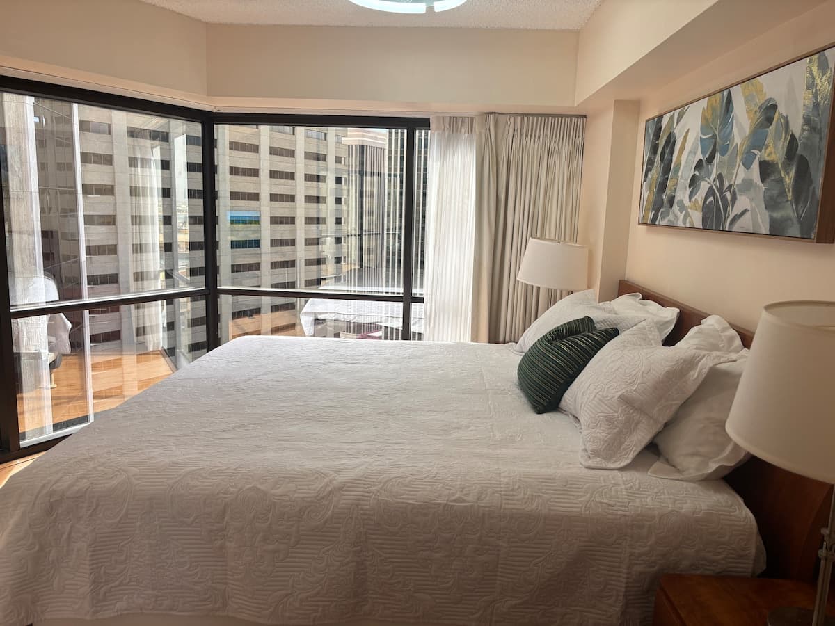 Condo in Honolulu · ★4.69 · 3 bedrooms · 5 beds · 1 private bath - Photo 1