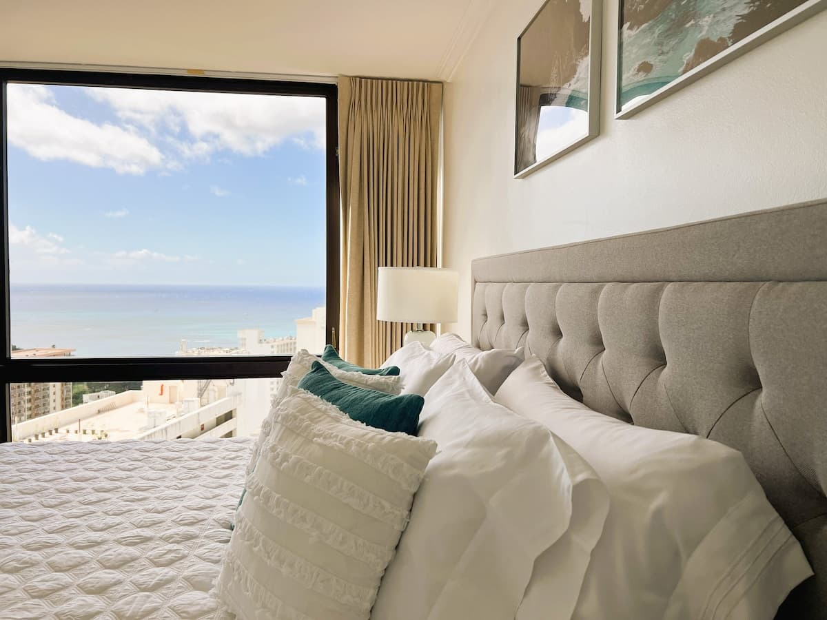 Condo in Honolulu · ★4.87 · 1 bedroom · 2 beds · 1 private bath - Photo 1