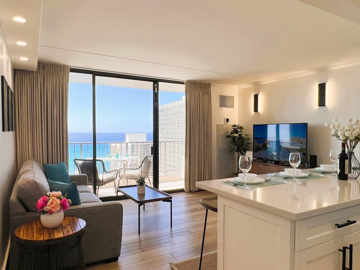 Condo in Honolulu · ★4.87 · 1 bedroom · 2 beds · 1 private bath - Photo 4