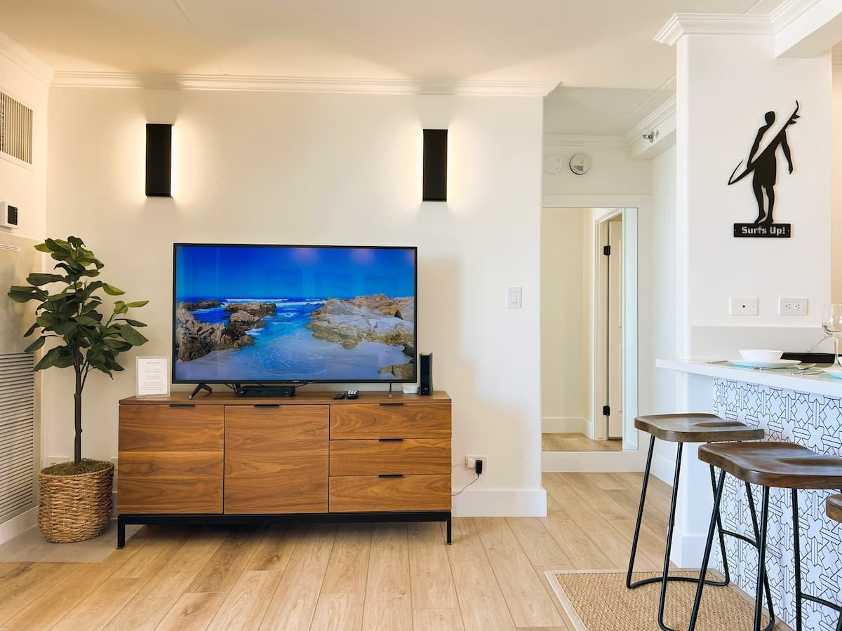 Condo in Honolulu · ★4.87 · 1 bedroom · 2 beds · 1 private bath - Photo 2