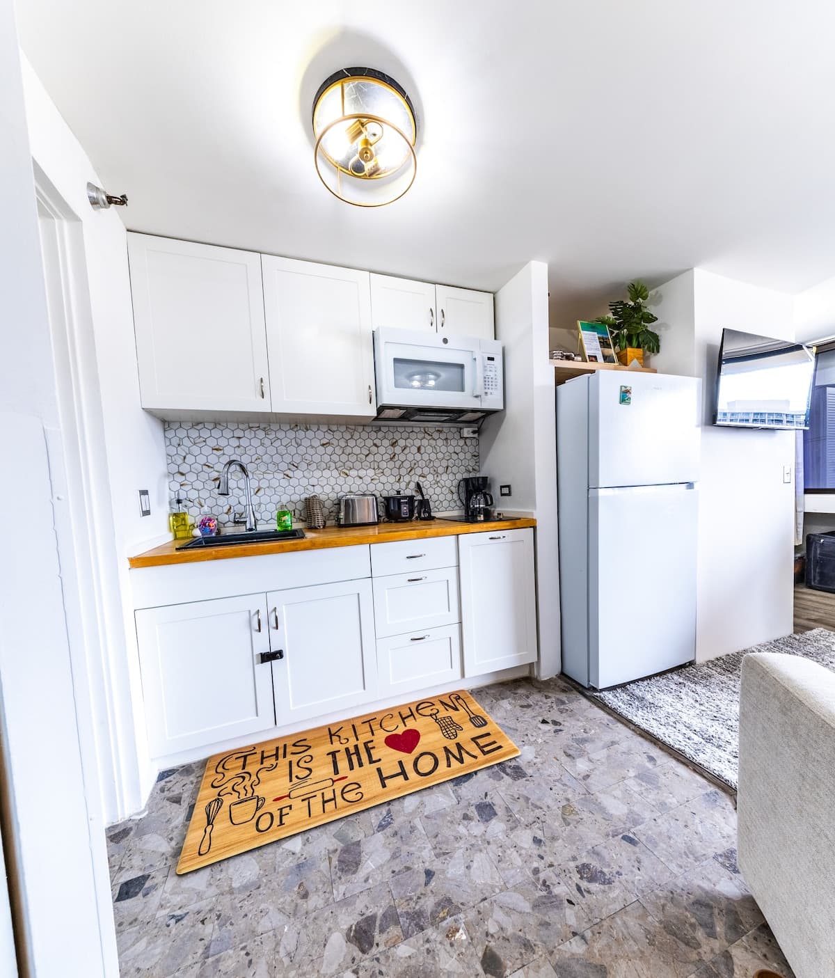 Condo in Honolulu · ★4.92 · 1 bedroom · 2 beds · 1 private bath - Photo 5
