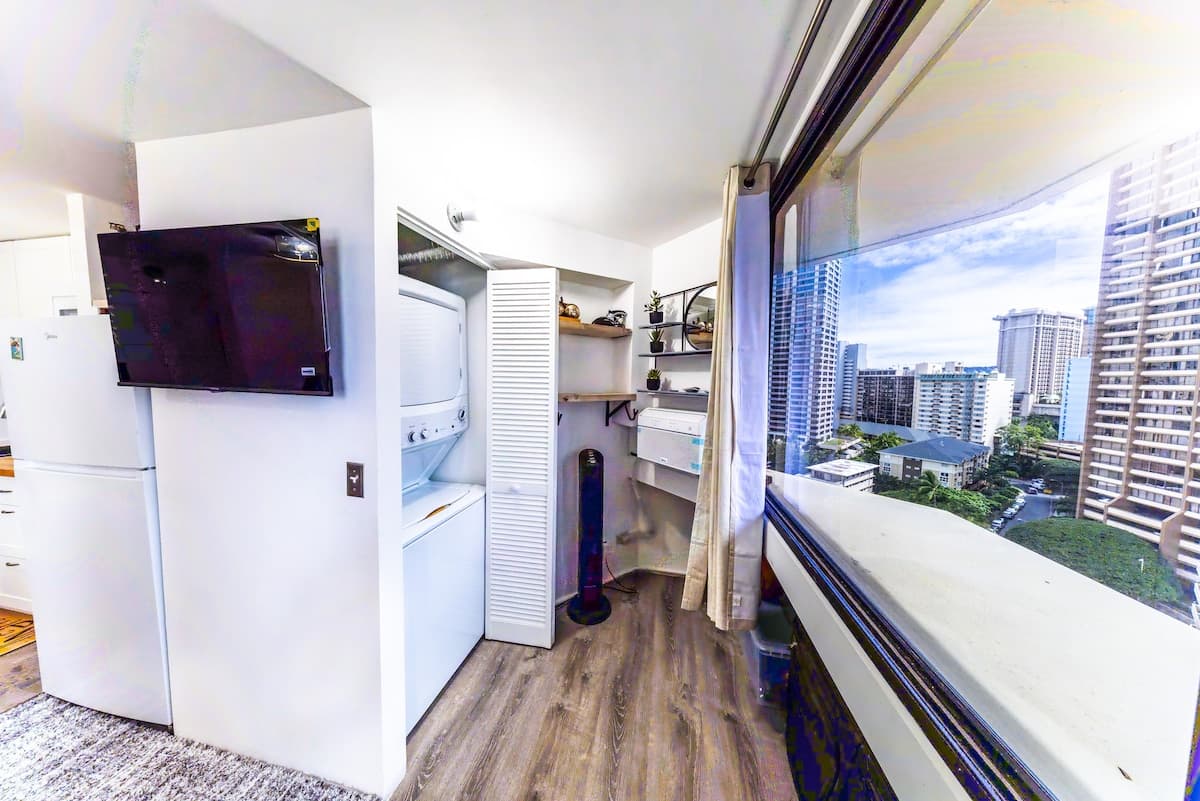 Condo in Honolulu · ★4.92 · 1 bedroom · 2 beds · 1 private bath - Photo 2