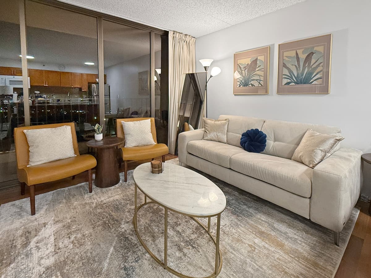Condo in Honolulu · ★4.91 · 1 bedroom · 3 beds · 1 private bath - Photo 3